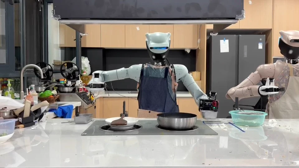 机器人在炒锅前作业