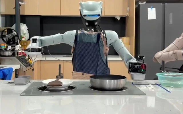 厨房中的机器人与锅具及操作工具
